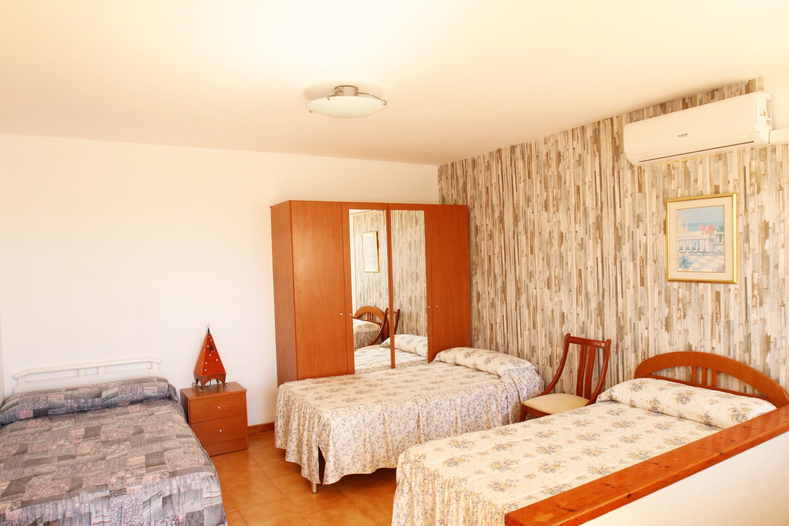 3 slaapkamers, een strijkplank/strijkijzer, gratis wifi, beddengoed