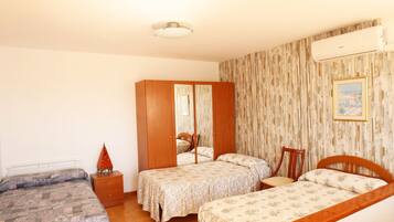 3 slaapkamers, een strijkplank/strijkijzer, gratis wifi, beddengoed