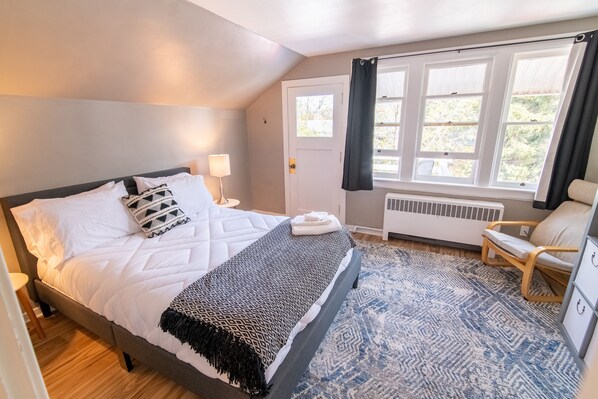 2 bedrooms, desk, travel crib, free WiFi