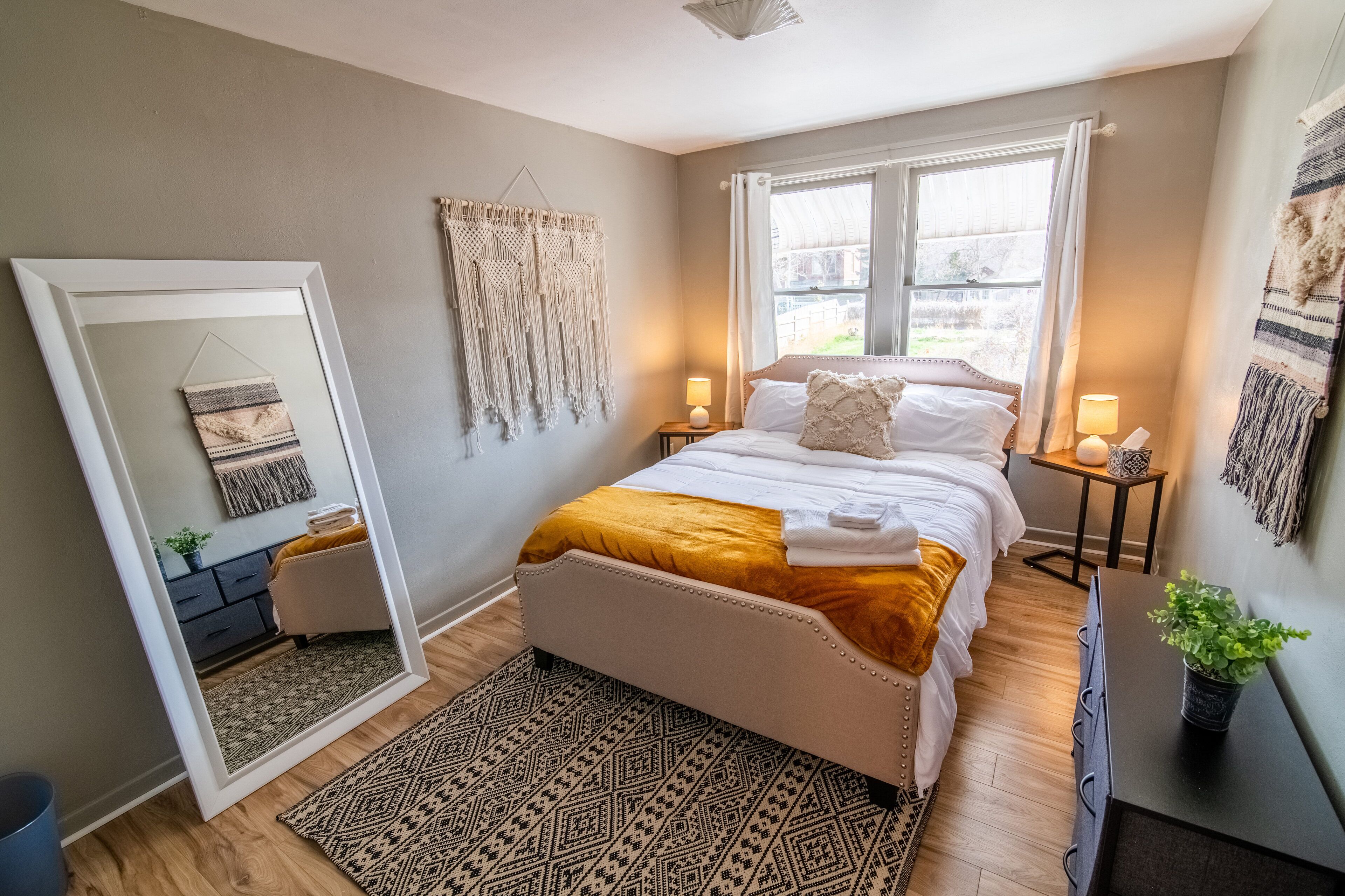 2 soverom, skrivebord, reiseseng for barn og wi-fi (inkludert)