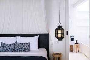 Suite, 1 slaapkamer, uitzicht op zwembad | Lakens van Egyptisch katoen, luxe beddengoed, een kluis op de kamer