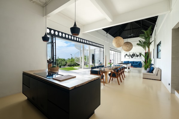 Villa de lujo | Área de sala de estar | Smart TV de 75 pulgadas con canales por cable, televisión y Netflix 