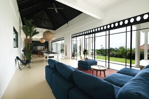 Luxe villa | Woonruimte | Een 75-inch smart-tv met kabelzenders, televisie en Netflix