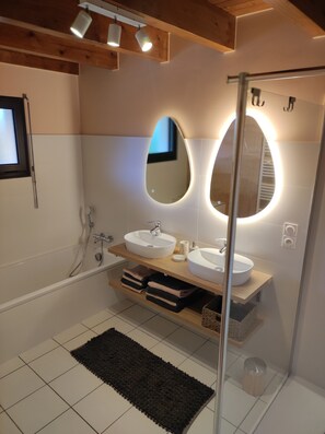 Badewanne, Haartrockner, Handtücher, Seife