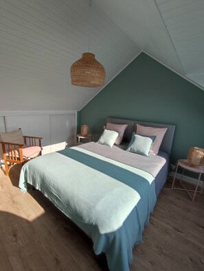 3 bedrooms, desk, iron/ironing board, free WiFi