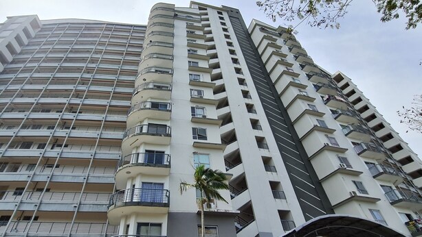 Un immeuble de grande hauteur doté de nombreux balcons et d’une façade incurvée.