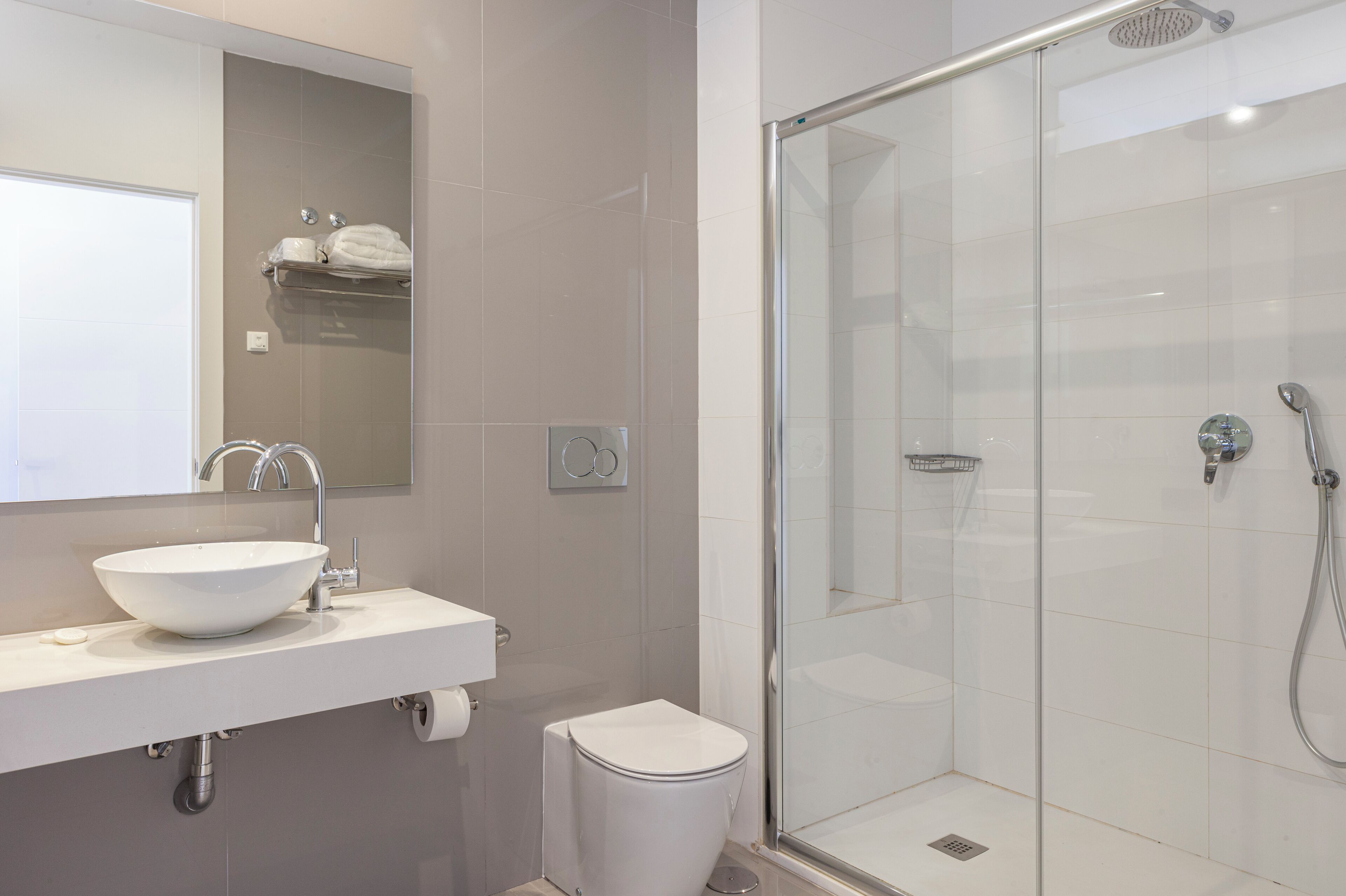 Apartament | Bany | Dutxa, articles de tocador gratuïts, assecador de cabells i bidet 