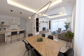 Appartamento | Area soggiorno | TV a schermo piatto 32 pollici con canali satellitari, TV