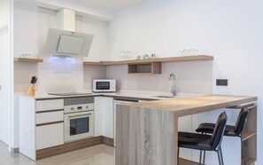 Appartement | Cuisine privée | Grand réfrigérateur, micro-ondes, four, plaque de cuisson