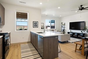 Townhome, 3 Bedrooms | Private kitchen | Fridge, oven, coffee/tea maker, toaster