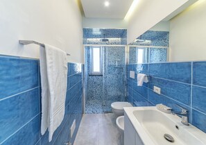 أحواض استحمام، مجففات شعر، مراحيض شطف، مناشف