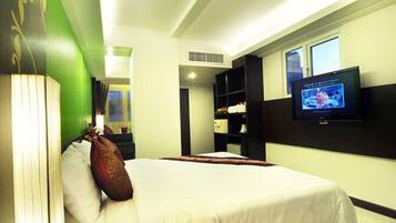 Escritorio, espacio para trabajar con laptop y wifi gratis