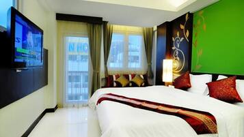 Escritorio, espacio para trabajar con laptop y wifi gratis