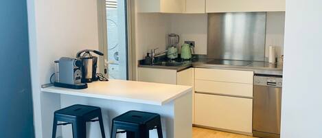 Kjøleskap, mikrobølgeovn, ovn og kokeplater