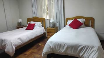 Habitación básica con 2 camas individuales | Wifi gratis