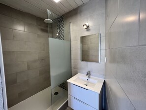 Ducha, secador de pelo, toallas, jabón