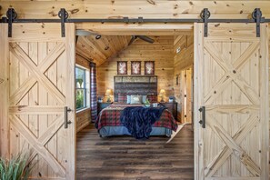 2 chambres, bureau, fer et planche à repasser, lit parapluie