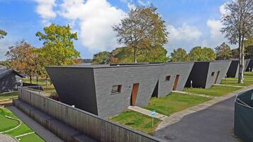 Studiosuite – panorama, 1 soverom, kjøkken, utsikt mot innsjø | Sengetøy av topp kvalitet, dundyner, blendingsgardiner og lydisolert