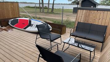 Suite Studio Panoramique, 1 chambre, cuisine, vue lac | Coin séjour | TV connectée de 42 pouces avec chaßnes numériques, services de streaming