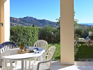 تناول الطعام بالخارج