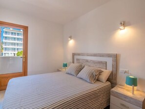 2 bedrooms, desk, iron/ironing board, free internet