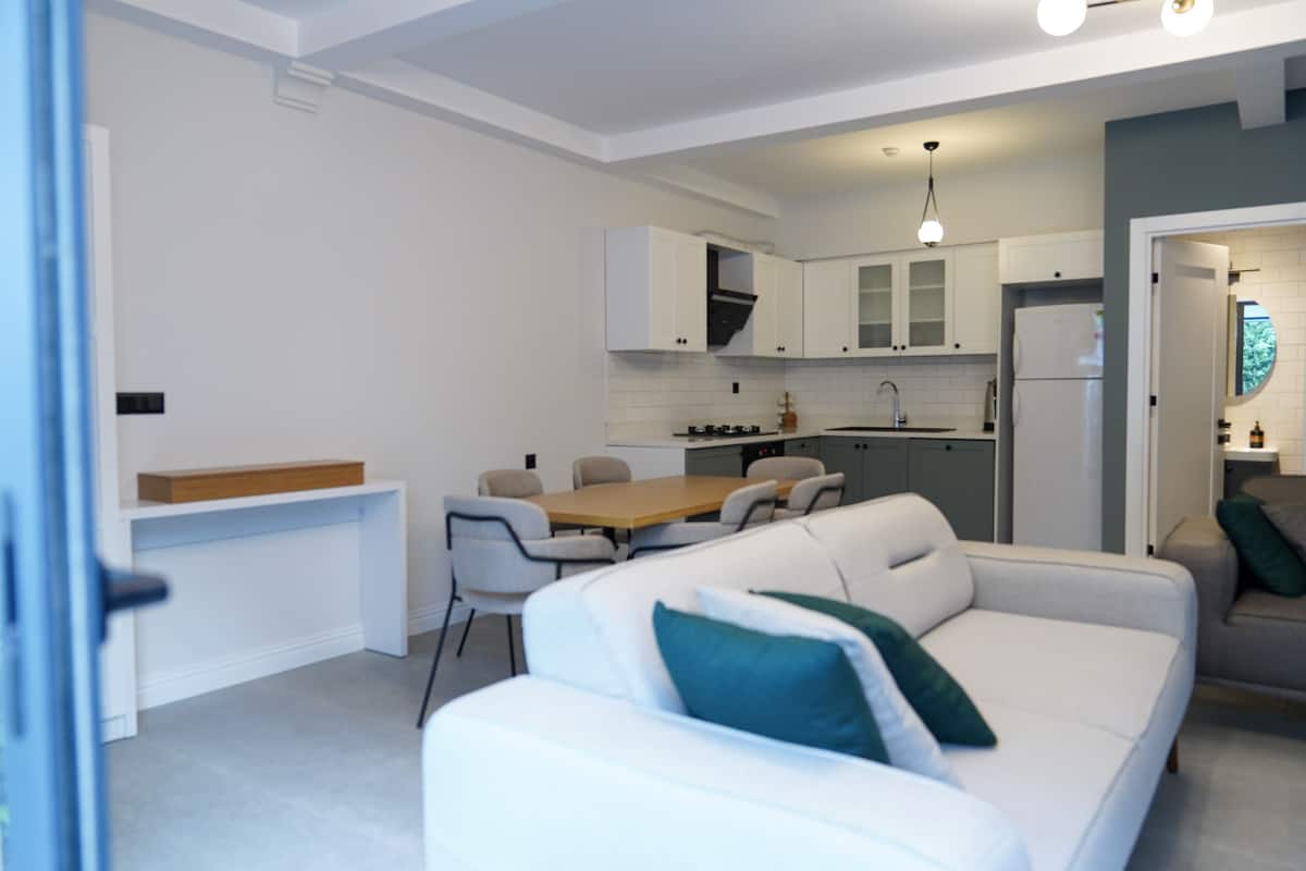 2 bedrooms, Egyptian cotton sheets, premium bedding, desk