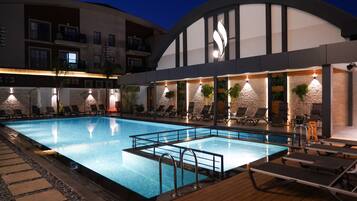 Kolam renang terbuka bermusim