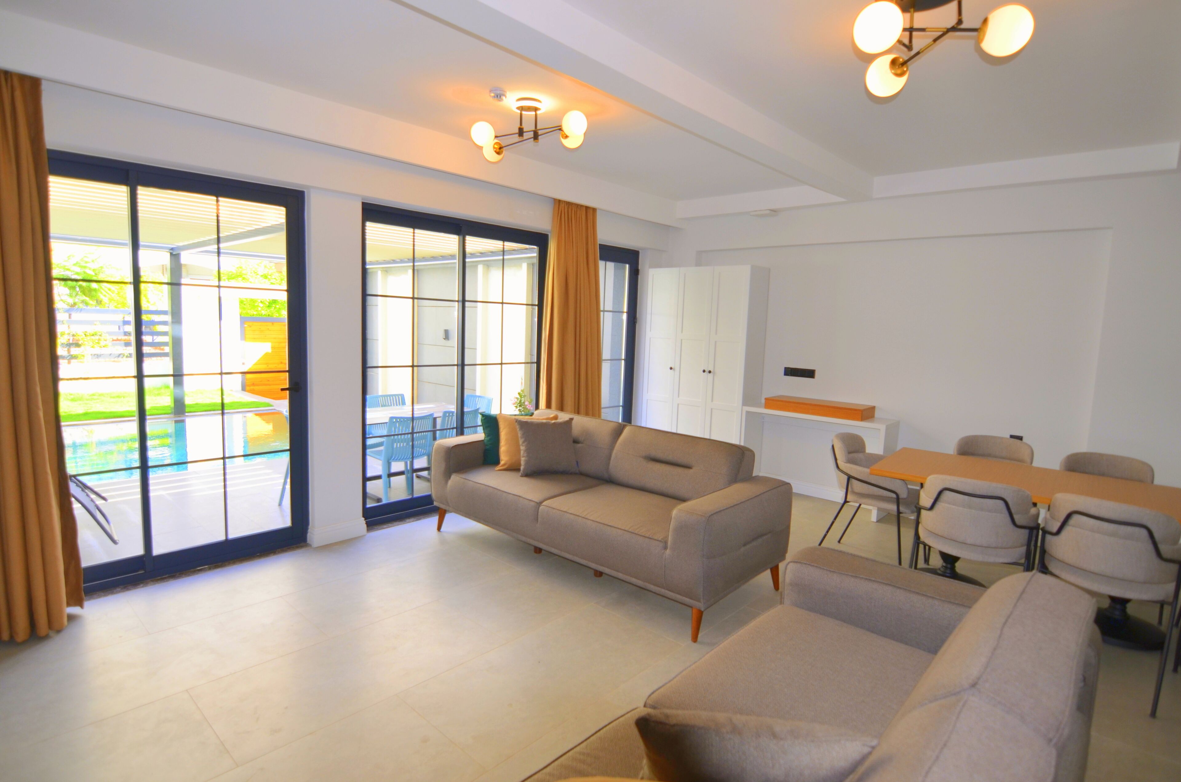 Exclusive Suite | Living area | LED TV