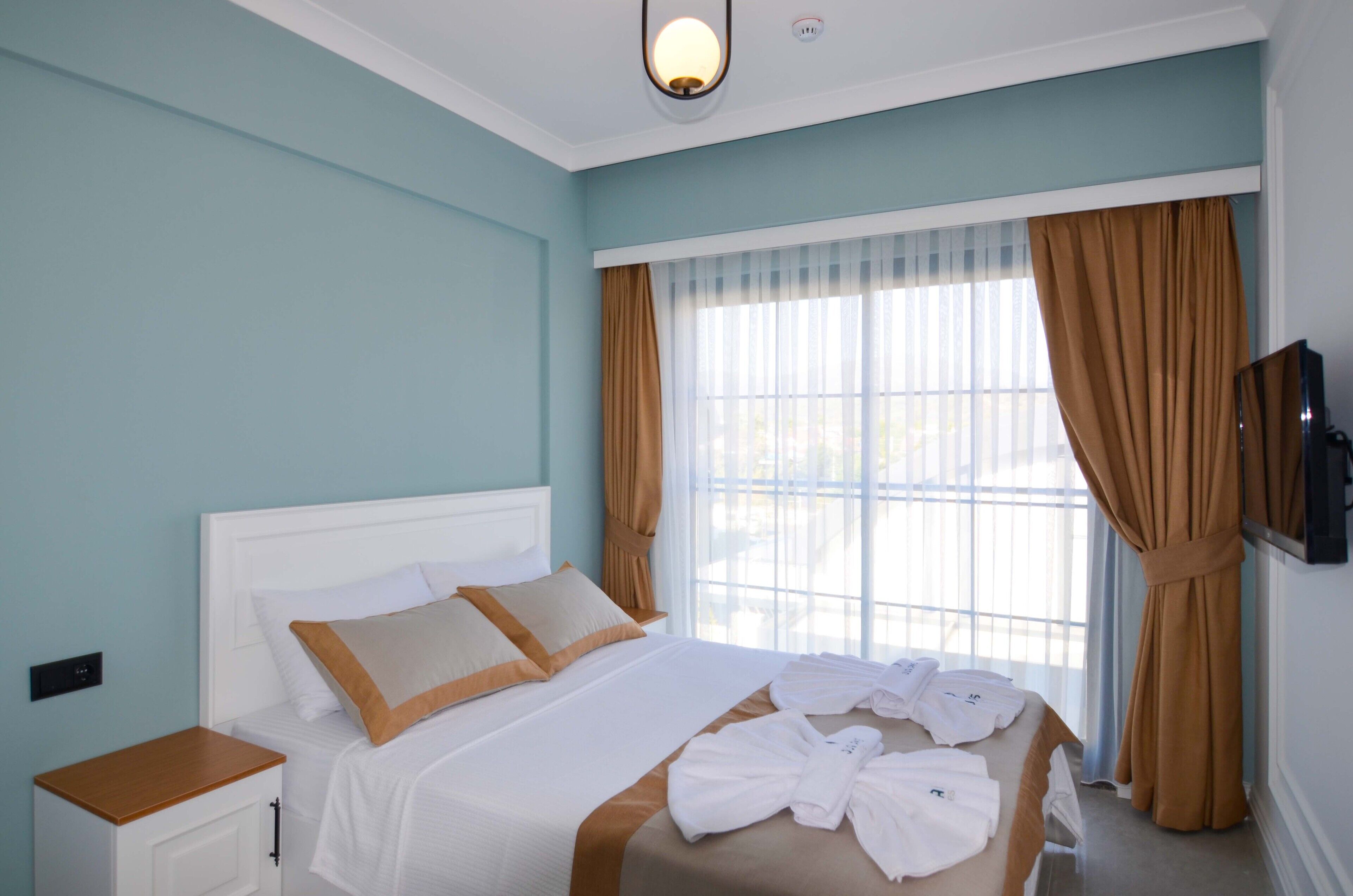 Family Quadruple Room | Egyptian cotton sheets, premium bedding, desk, laptop workspace