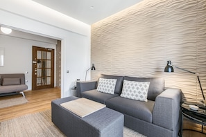 Smart TV, chimenea y libros 
