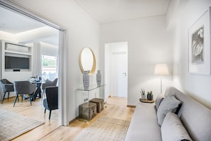 Smart TV, chimenea y libros 