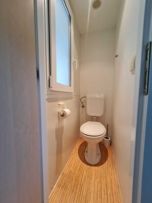 Douche, sĂšche-cheveux, serviettes fournies, papier toilette