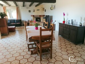 TV, fireplace - The charmassonne villa (Montfrin)