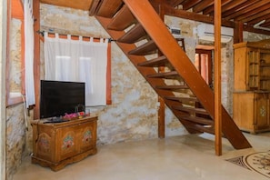 Deluxe Duplex | 2 bedrooms, Egyptian cotton sheets, premium bedding, desk