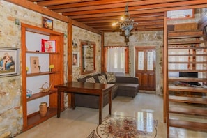 Deluxe Duplex | 2 bedrooms, Egyptian cotton sheets, premium bedding, desk