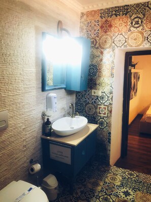 Phòng Suite tiện nghi đơn giản | Phòng tắm | Buồng tắm vòi sen, dép đi trong nhà, khăn tắm, xà phòng 