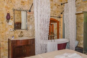 Egyptian cotton sheets, premium bedding, desk, iron/ironing board - Taş Butik Otel (Bodrum)
