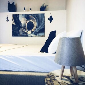 Phòng Suite tiện nghi đơn giản | Bộ trải giường bằng vải cotton Ai Cập, bộ đồ giường cao cấp, bàn 