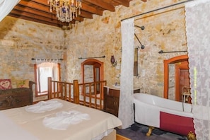 Deluxe Duplex | 2 bedrooms, Egyptian cotton sheets, premium bedding, desk