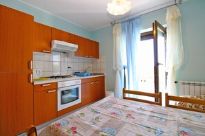 Fridge, microwave, oven, stovetop - Apartment 2159/54182 (Istria - Stinjan), 500m from the beach (Stinjan)
