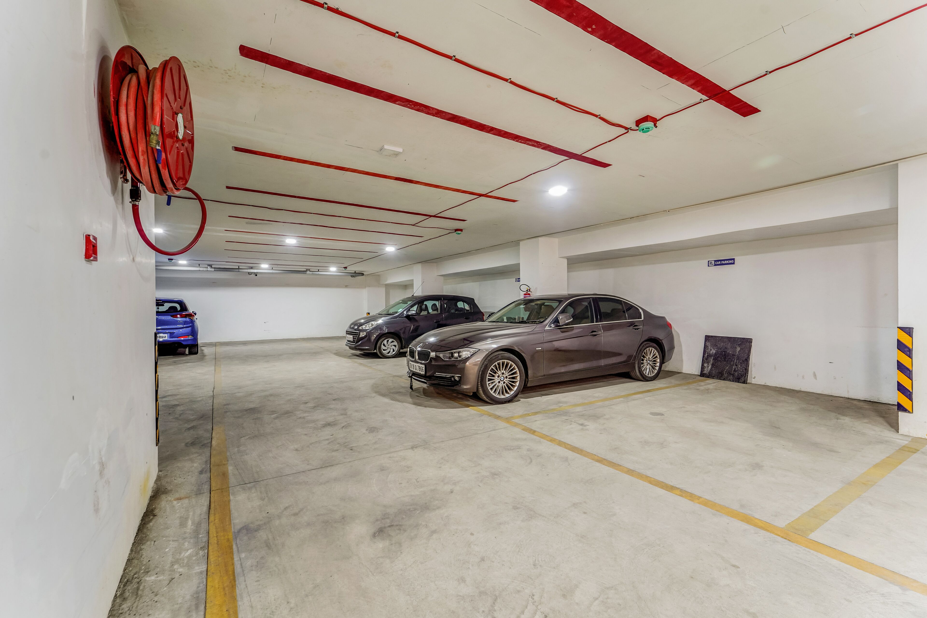 Un estacionamiento de varios niveles con coches aparcados en distintos pisos.