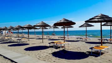 Una spiaggia nelle vicinanze