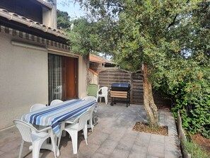 Outdoor dining - Family Villa with Terrace, Near Beach and Shops in Seignosse (Seignosse)