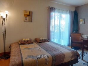 2 bedrooms, desk