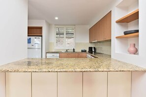 Wasserkocher mit Kaffee-/Teezubehör, Kühlschrank, Mikrowelle, Ofen