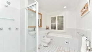 Badewanne, umweltfreundliche Kosmetikartikel, Haartrockner, Seife