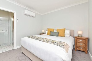 2 habitaciones, tabla de planchar con plancha, wifi y ropa de cama