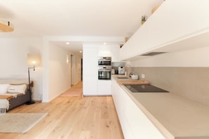 Kühlschrank, Mikrowelle, Ofen, Herdplatte