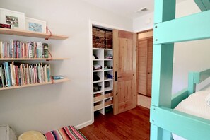 3 quartos, escrivaninha, ferros/tábuas de passar roupa