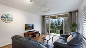 TV - Regency Court 4 - The Entrance North (The Entrance North)